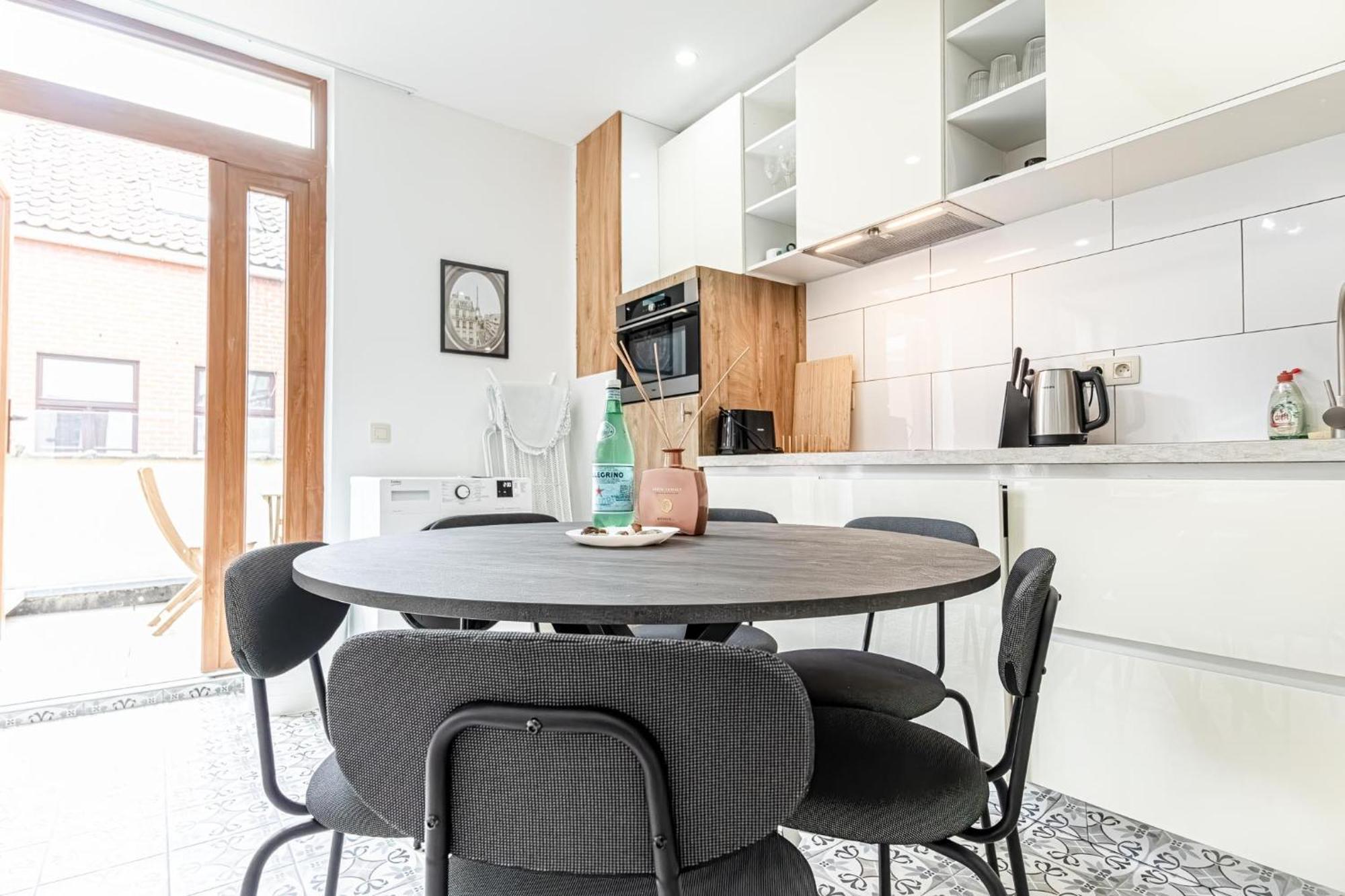 Elegant 3br & 1lr Waterfront Retreat In Gent
