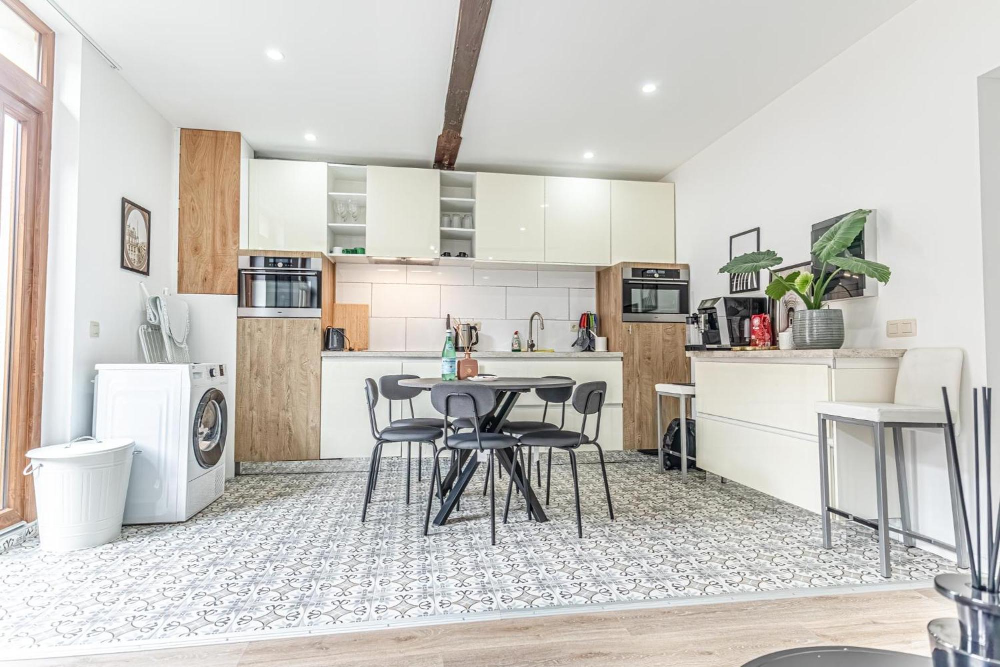 Elegant 3br & 1lr Waterfront Retreat In Gent